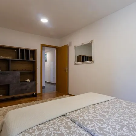 וילה Alina With Pool