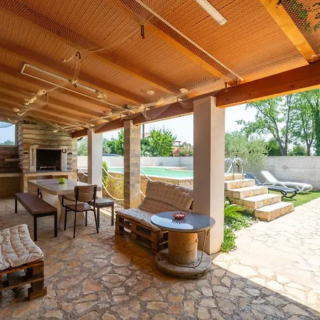 Vila Alina With Pool *